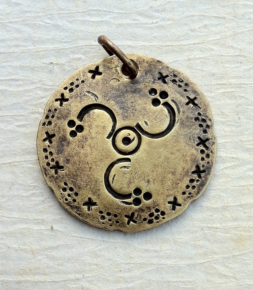 Anhänger mit keltischem Motiv Triskele Bronze